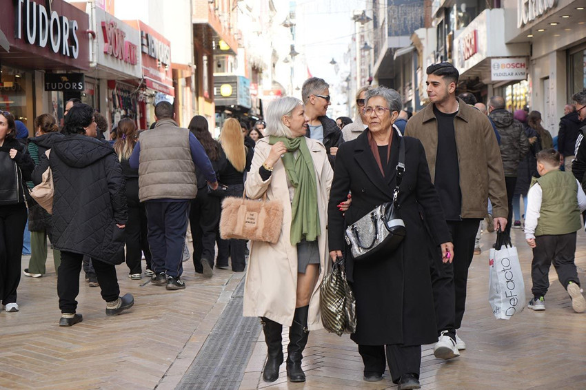 Bayram telaşı başladı; çarşıda adım atacak yer kalmadı - Resim: 4