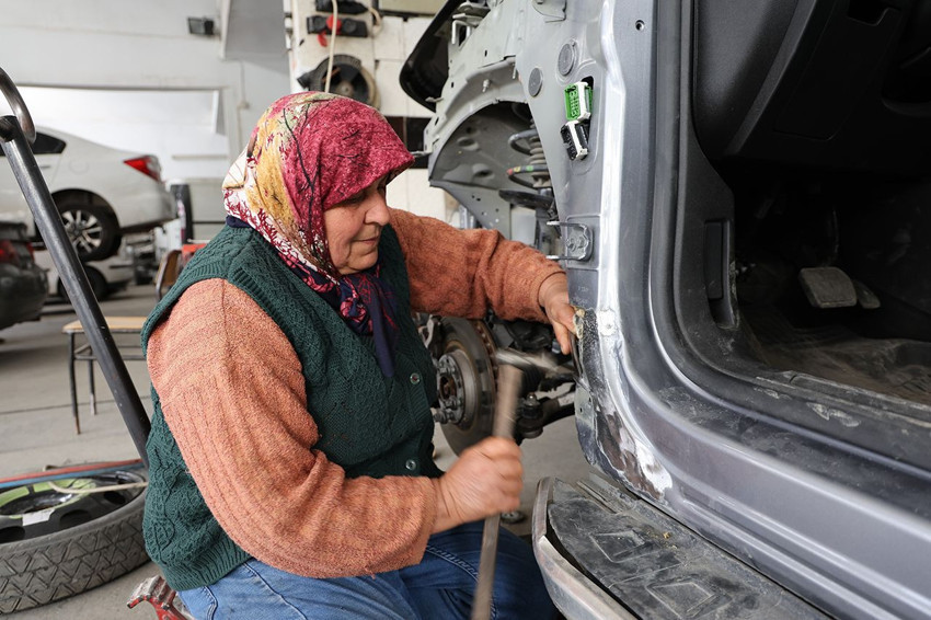 O oto sanayinin Hatice ustası: 45 yıldır çekiç sallıyor, 100 çırak yetiştirdi! - Resim: 2