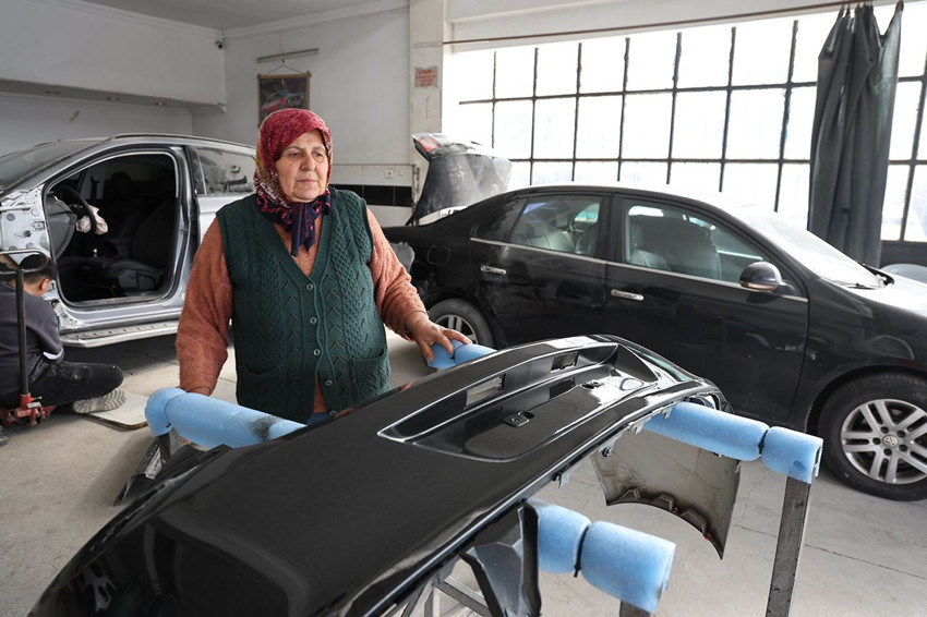 O oto sanayinin Hatice ustası: 45 yıldır çekiç sallıyor, 100 çırak yetiştirdi! - Resim: 3