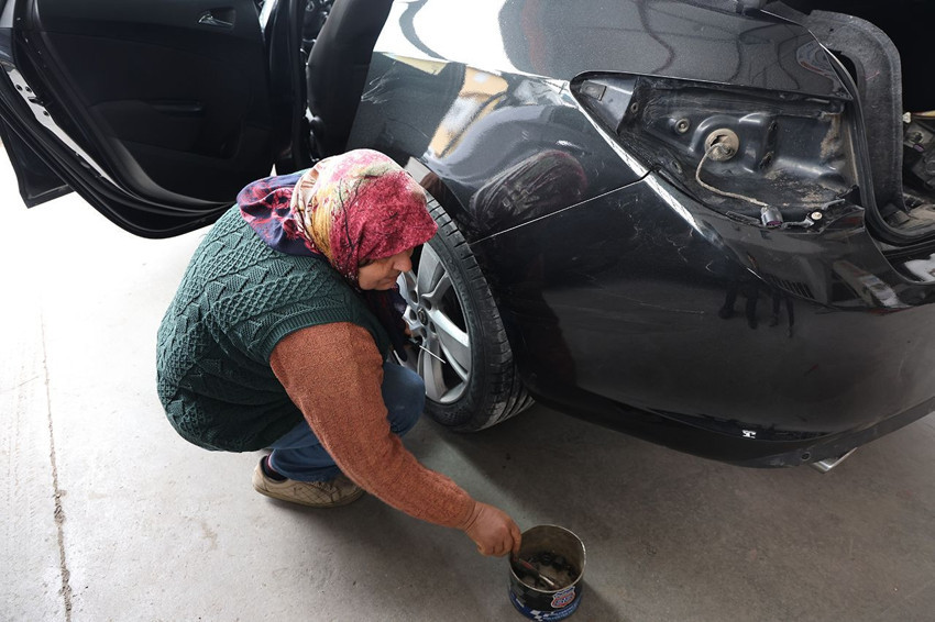 O oto sanayinin Hatice ustası: 45 yıldır çekiç sallıyor, 100 çırak yetiştirdi! - Resim: 4
