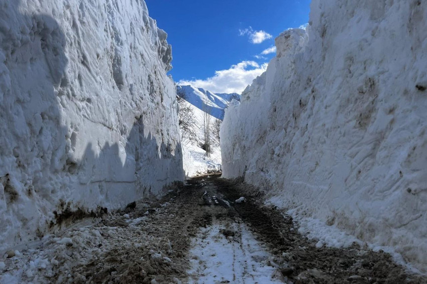 Kış bitmek bilmedi, Nisan ayında 6 metrelik kar tünelleri görenleri şaşkına çevirdi! - Resim: 4