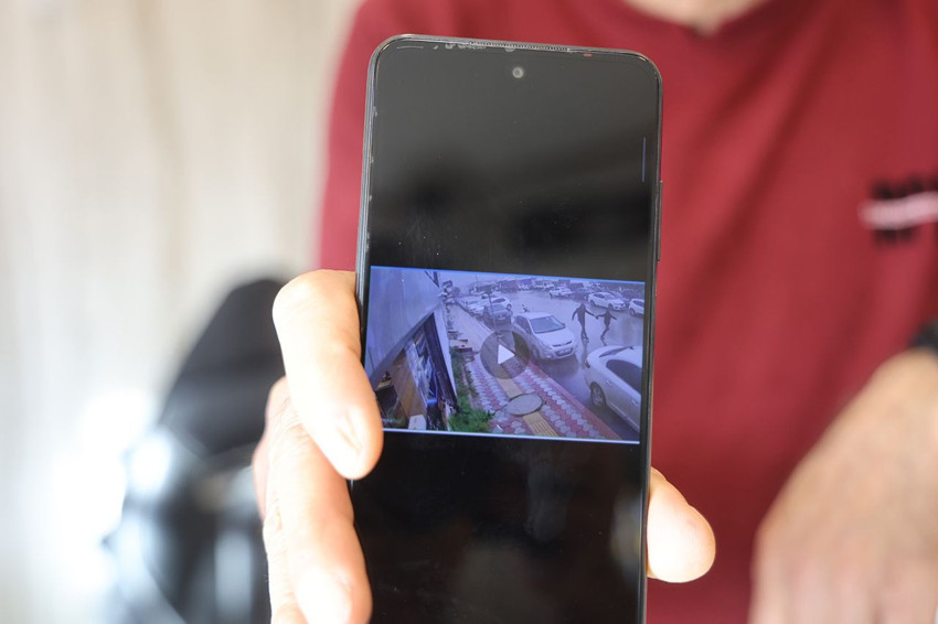 Kuyumcu ile kapkaççının kovalamacası kamerada... Kapkaççıyı metrelerce kovaladı! - Resim: 4