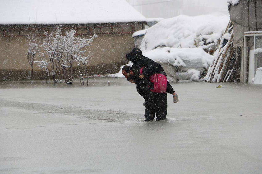 O çocuklarını her gün onlarca metre sırtında taşımak zorunda... Nedeni ise kahretti! - Resim: 2
