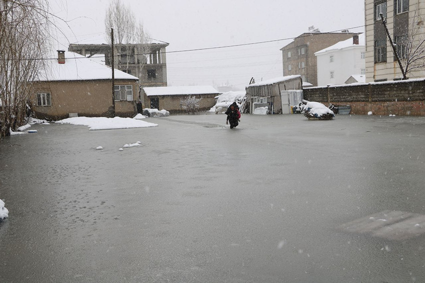 O çocuklarını her gün onlarca metre sırtında taşımak zorunda... Nedeni ise kahretti! - Resim: 4
