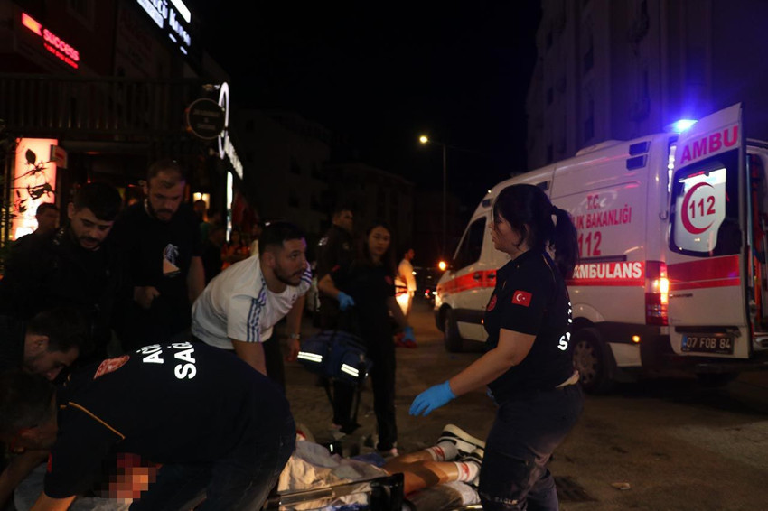 Galatasaray'ın derbi zaferi kutlamalarında kan aktı! - Resim: 4