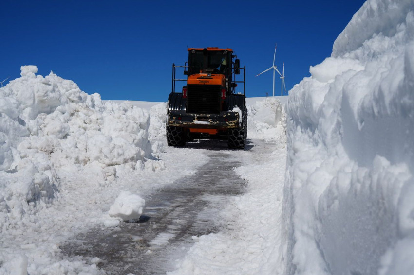 Türkiye'de bulunan dünyanın en tehlikeli yolunda metrelerce kar duvarları görenleri şoke etti - Resim: 2