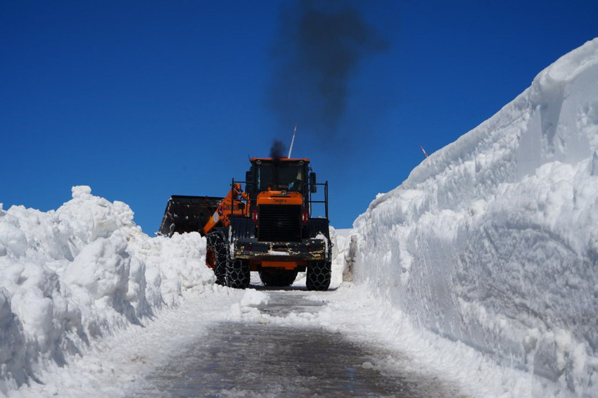 Türkiye'de bulunan dünyanın en tehlikeli yolunda metrelerce kar duvarları görenleri şoke etti - Resim: 3