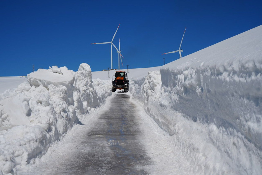 Türkiye'de bulunan dünyanın en tehlikeli yolunda metrelerce kar duvarları görenleri şoke etti - Resim: 4