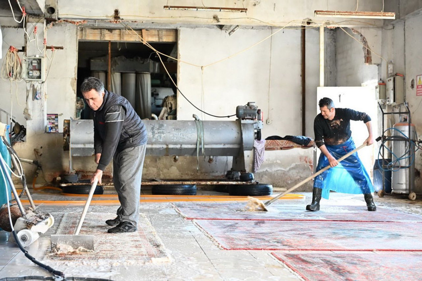 Antika diye satılıyorlar ama... Yollara seriliyor, üzerinden kamyonlar geçiyor! - Resim: 3