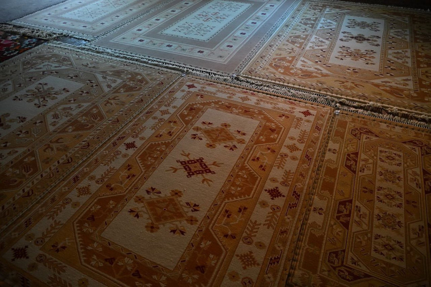 Antika diye satılıyorlar ama... Yollara seriliyor, üzerinden kamyonlar geçiyor! - Resim: 2