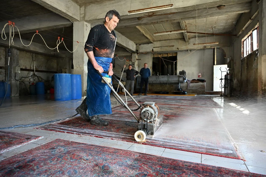 Antika diye satılıyorlar ama... Yollara seriliyor, üzerinden kamyonlar geçiyor! - Resim: 4