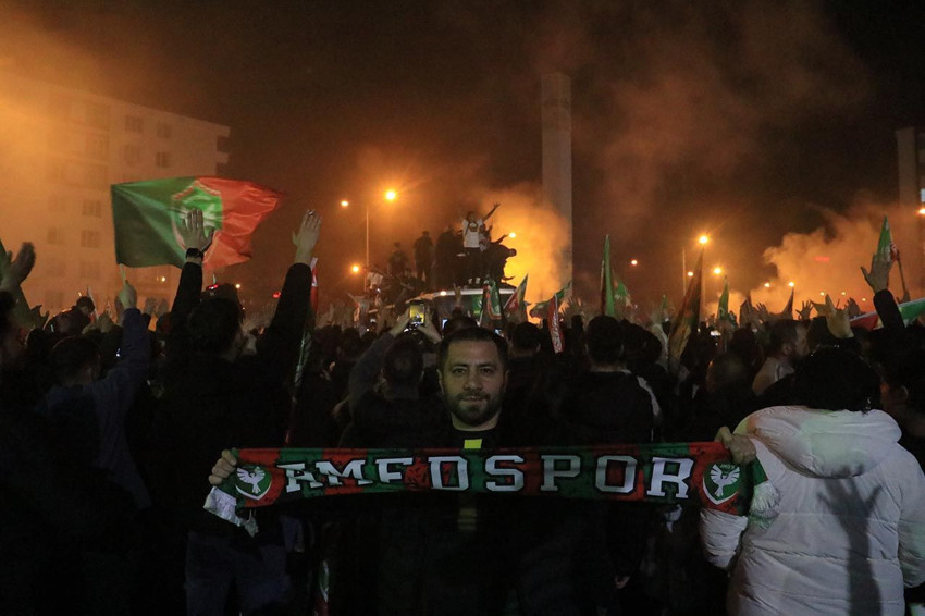 Amedspor'un şampiyonluk kutlamalarında ortalık karıştı, çok sayıda yarlı ve gözaltı var! - Resim: 4