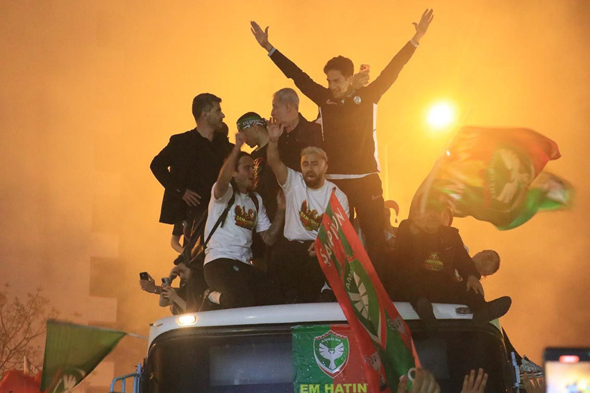 Amedspor'un şampiyonluk kutlamalarında ortalık karıştı, çok sayıda yarlı ve gözaltı var! - Resim: 3