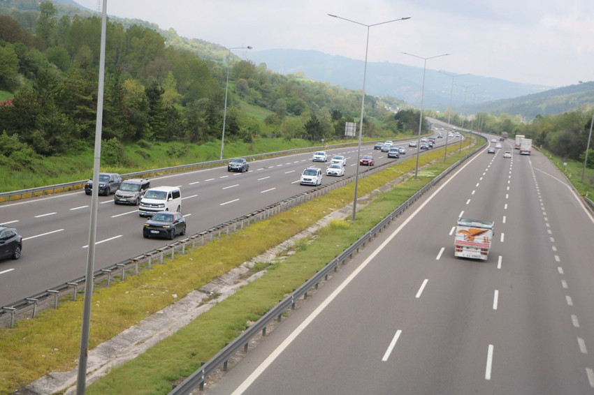 Bayram trafiği çilesi başladı, Anadolu Otoyolu Bolu geçişinde trafik kilitlendi - Resim: 4