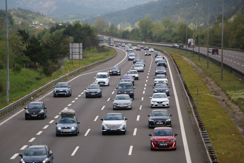 Bayram trafiği çilesi başladı, Anadolu Otoyolu Bolu geçişinde trafik kilitlendi - Resim: 3