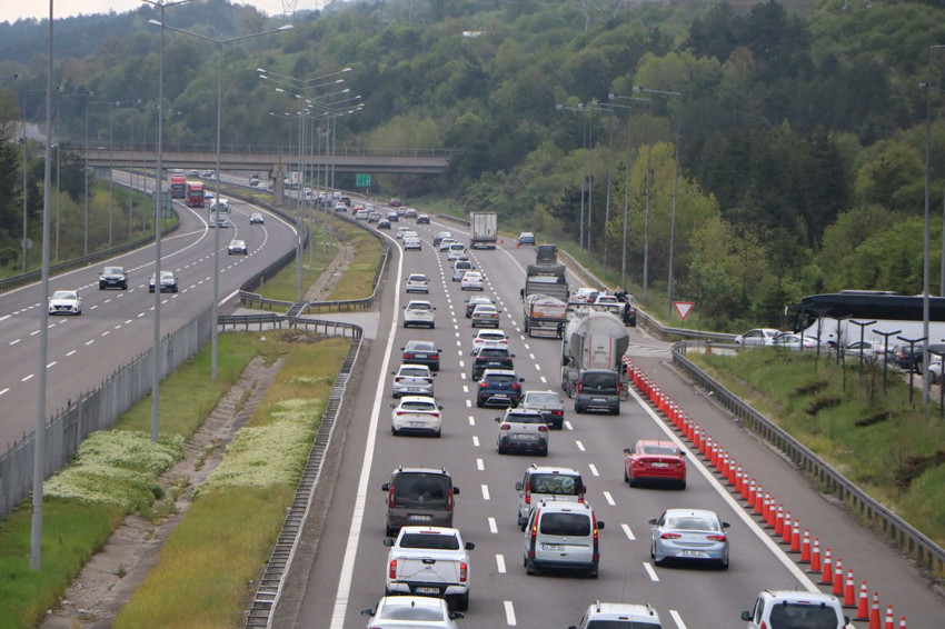 Bayram trafiği çilesi başladı, Anadolu Otoyolu Bolu geçişinde trafik kilitlendi - Resim: 2