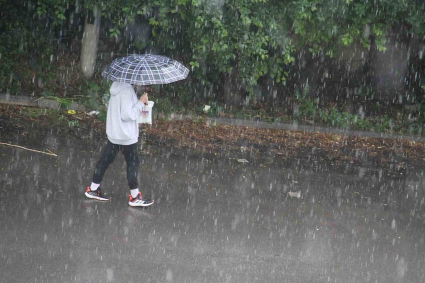 Tatilcilere kötü haber: Güneşli hava yerini sağanak yağışa bırakacak - Resim: 3