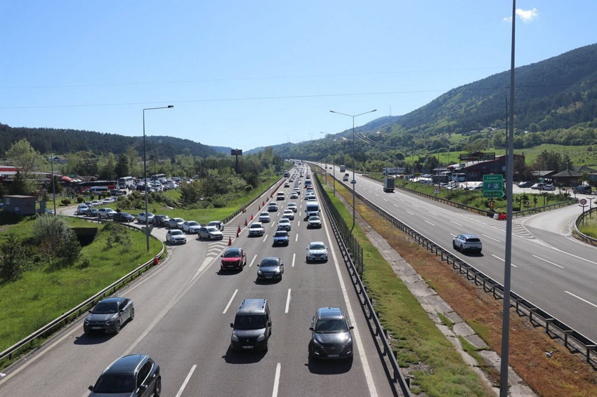 Kurban bayramı tatili dönüşü Bolu geçişinde trafik çilesi başladı - Resim: 2