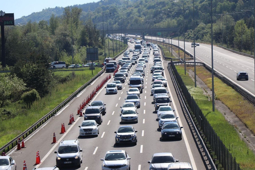 Kurban bayramı tatili dönüşü Bolu geçişinde trafik çilesi başladı - Resim: 3