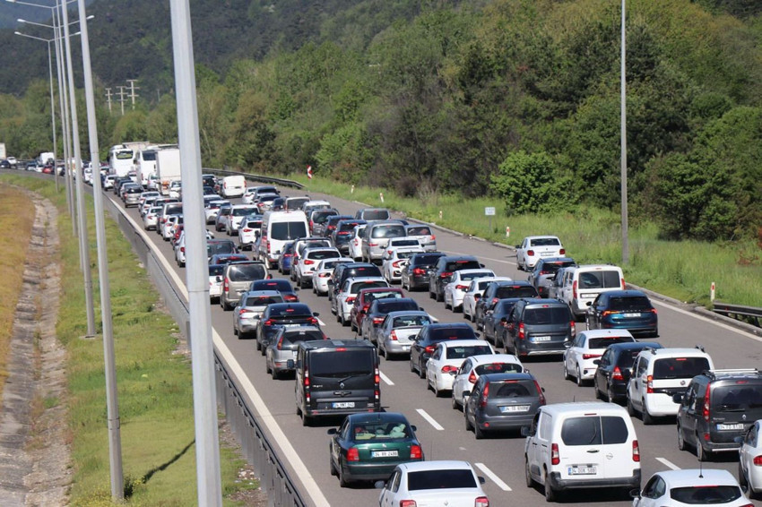 Kurban bayramı tatili dönüşü Bolu geçişinde trafik çilesi başladı - Resim: 4