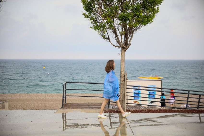 Antalya'da 30 derece sıcakta sağanak yağmur sürprizi: Yüzmeye devam ettiler - Resim: 3