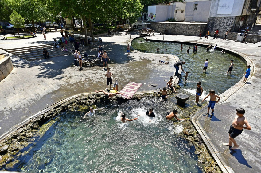 Diyarbakır'da sıcaklık 37 dereceye ulaştı: Çocuklar yasaklı Anzele Parkı havuzunda serinliyor - Resim: 4