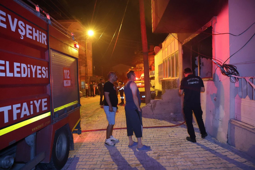 Bu da gözü dönmüş kardeş dehşeti: Önce bıçakla kovaladı, ardından evi ateşe verdi! - Resim: 3