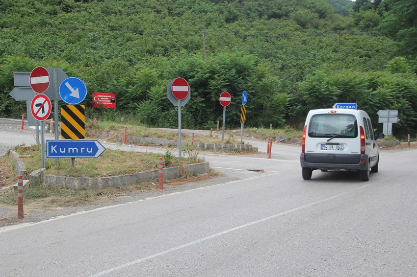 Kavşak değil sanki labirent: 29 tabela var, ilk kez giren ne yapacağını şaşırıyor - Resim: 7