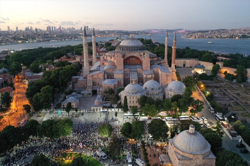 Ayasofya'nın önünde akşam namazı  - Resim: 4