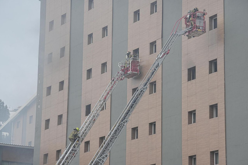 Uludağ'da alevlere teslim olan ve 2 kişinin öldüğü otelin son hali ortaya çıktı - Resim: 4