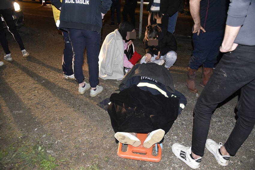 Kazada savrulan araç yayaların arasına daldı: Ortalık savaş alanına döndü - Resim: 1