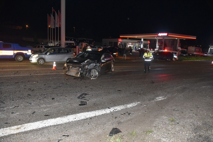 Kazada savrulan araç yayaların arasına daldı: Ortalık savaş alanına döndü - Resim: 2