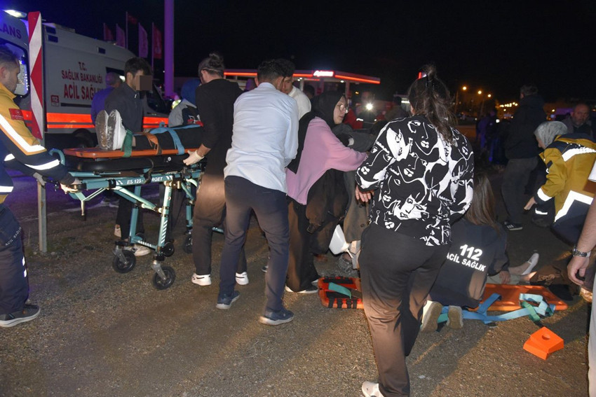 Kazada savrulan araç yayaların arasına daldı: Ortalık savaş alanına döndü - Resim: 4