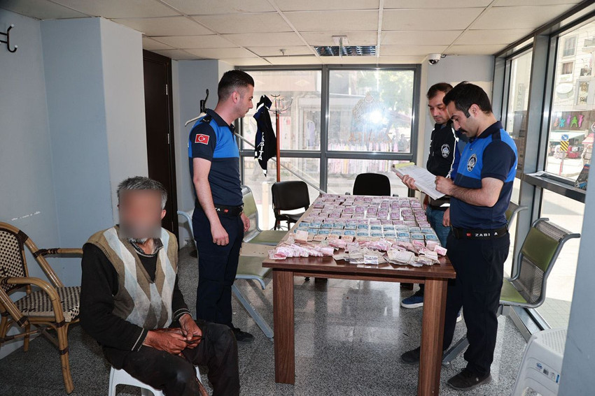Dilencinin üzerinden çıkan parayı gören gözlerine inanamadı - Resim: 1
