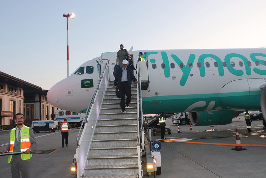 Arap turistler Rize-Artvin Havalimanı'nda çok özel törenle karşılandı - Resim: 2