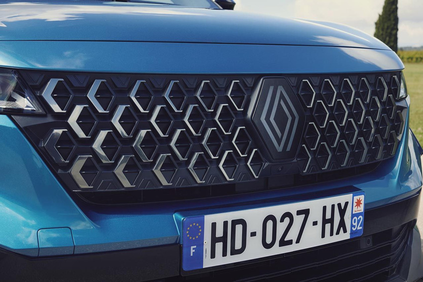 Renault'un ezber bozan SUV'u Renault Austral yenilenerek Türkiye'de yollara indi - Resim: 2