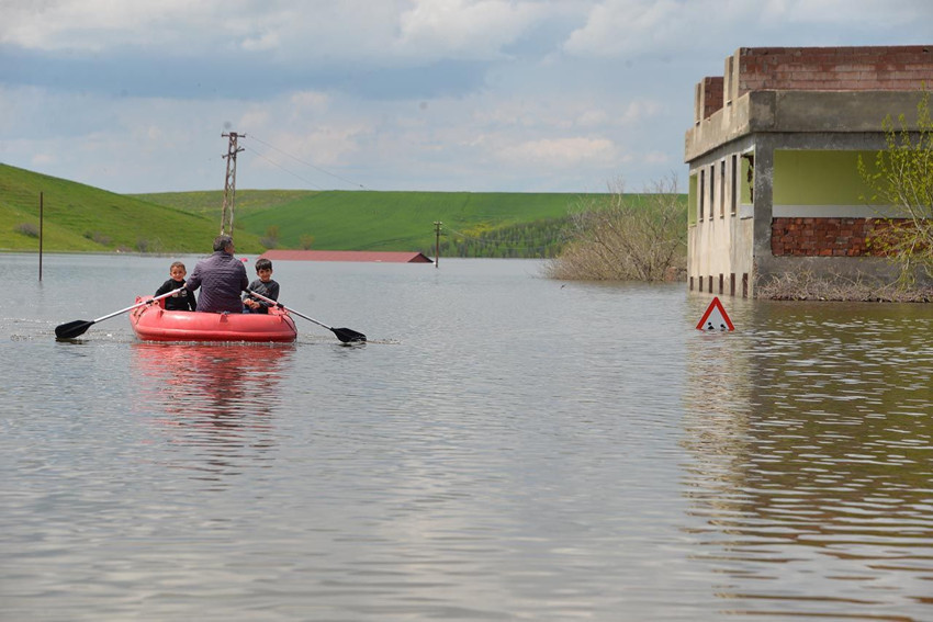 Baraj kapakları açıldı; bir mahalle su altında kaldı - Resim: 2