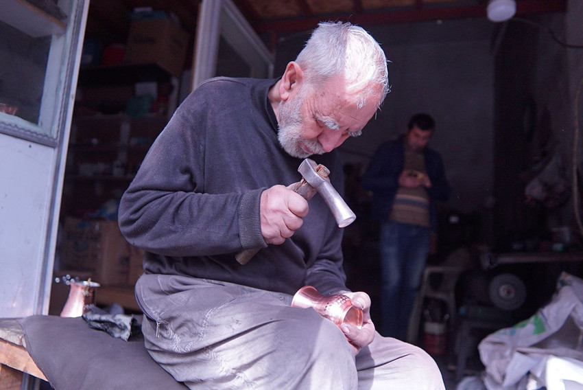 60 yaşındaki depremzede Türkiye'nin yok olmaya yüz tutan mesleğinin son temsilcilerinden... - Resim: 1