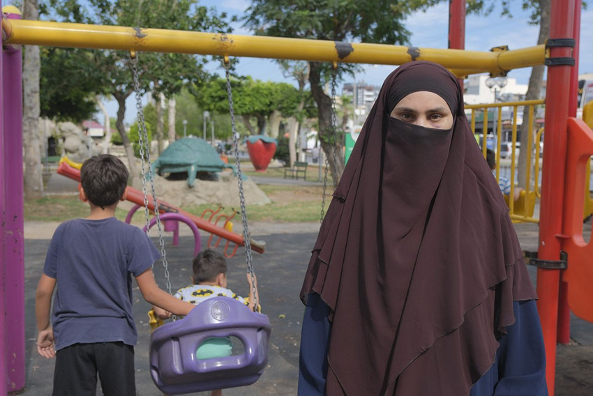 Çocuk parkında bir kadına çocuklarının gözü önünde saldırı - Resim: 4