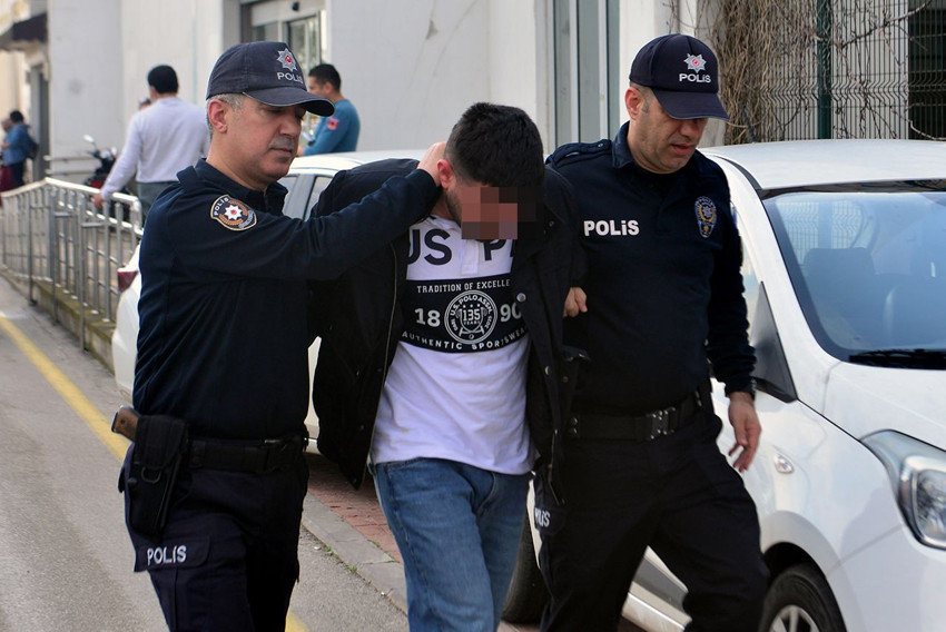 Trafikte akılalmaz magandalık: Sunrooftan çıkıp aracını ayağıyla kullandı! - Resim: 4