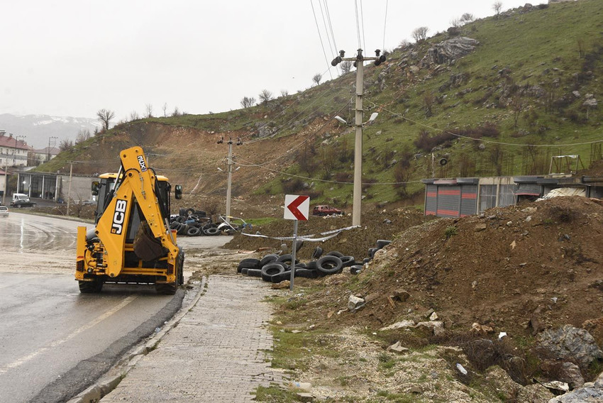 Aynı noktada ikinci heyelan şoku: Trafik durduruldu - Resim: 1