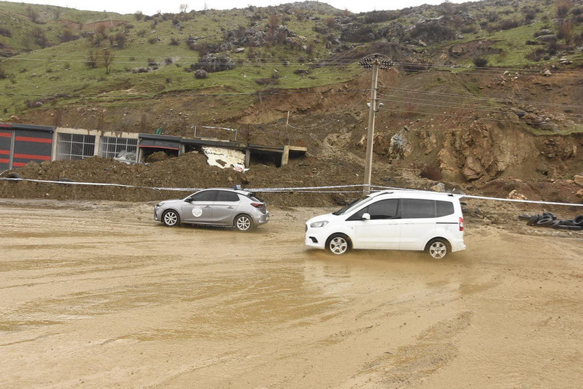 Aynı noktada ikinci heyelan şoku: Trafik durduruldu - Resim: 3