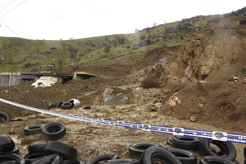 Aynı noktada ikinci heyelan şoku: Trafik durduruldu - Resim: 2