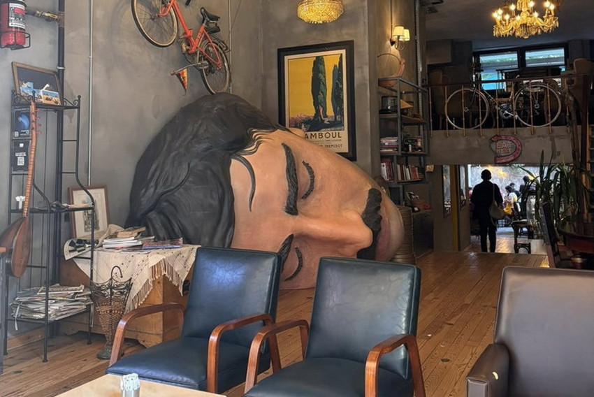 Tutuklanan komedyen Deniz Göktaş'ın yan yatmış kafa figürü Kadıköy'de ortaya çıktı
