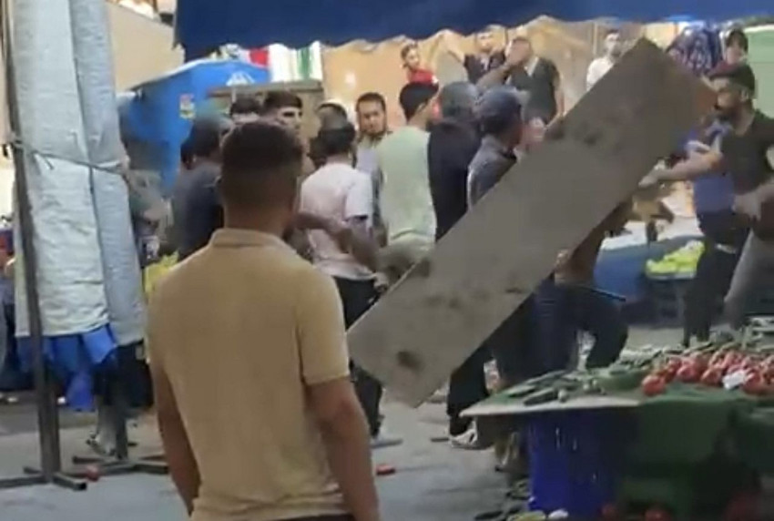 Semt pazarı savaş alanına döndü: Döner bıçaklarıyla birbirlerine saldırdılar - Resim: 4