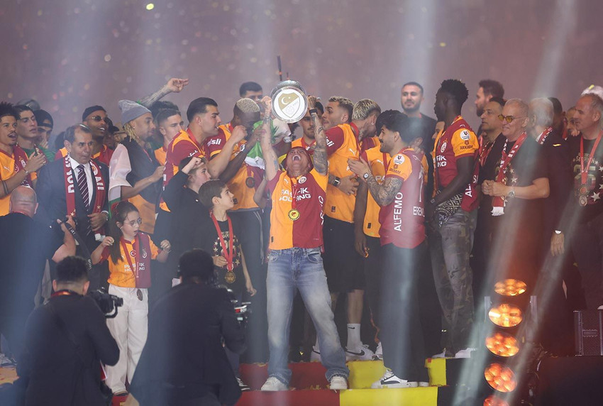 Galatasaray şampiyonluk kupasını kaldırdı! İşte geceye damga vuran anlar - Resim: 2