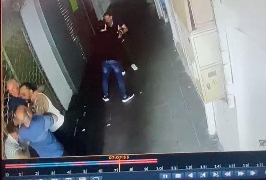 Pasajda dehşet: 2 erkek tartıştıkları kadını darbetti - Resim: 2