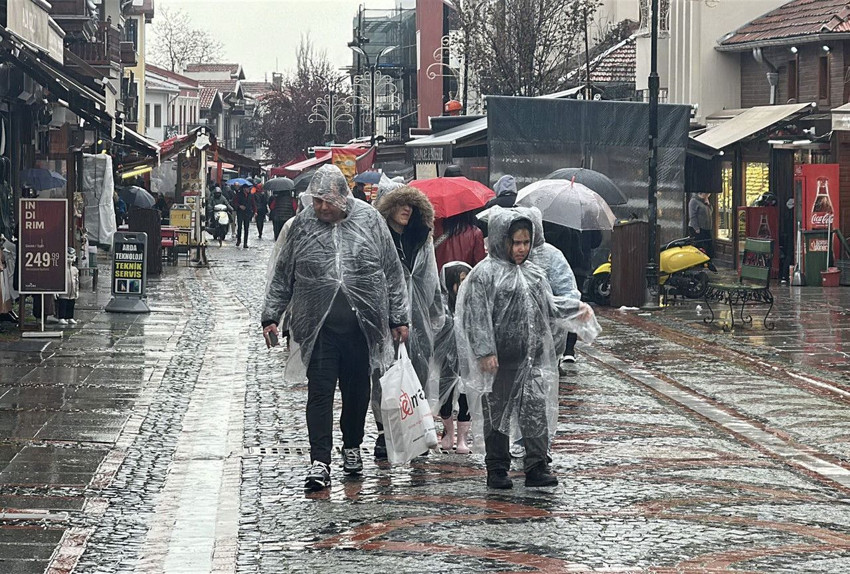 Hafta sonunun hava durumu belli oldu: Sıcaklıklar düşüyor, birçok bölgede sağanak bekleniyor - Resim: 3
