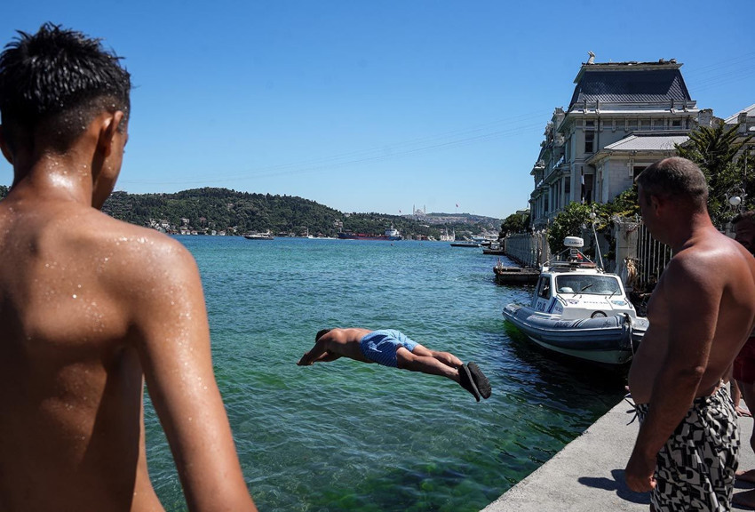 İstanbul kavruldu: Sıcaktan bunalan boğazın serin sularına atladı - Resim: 3