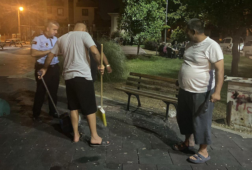 Parkı çöplüğe çevirmişlerdi... Zabıta ekipleri gelip çöplerini onlara temizletti - Resim: 1